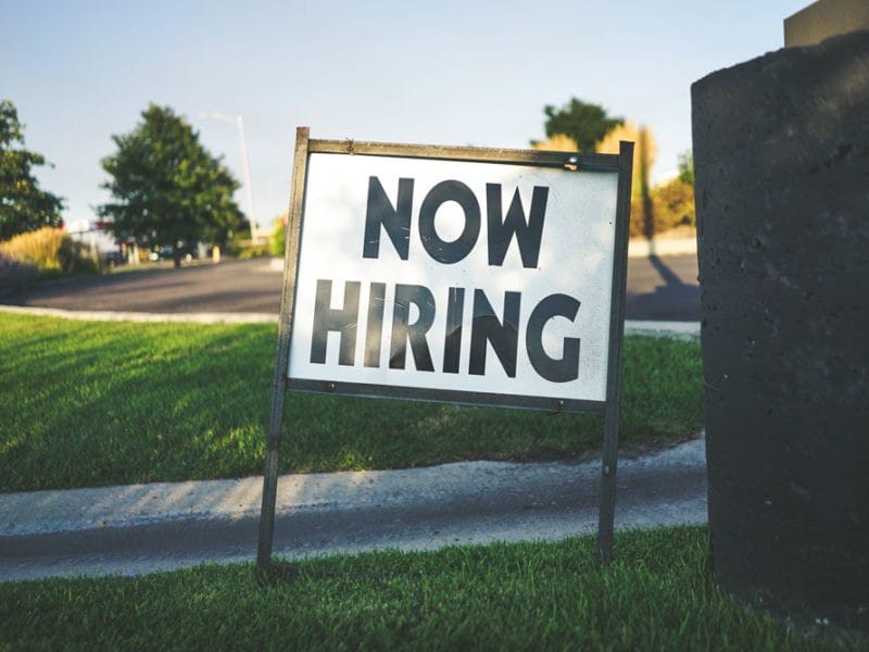 cartel donde pone NOW HIRING